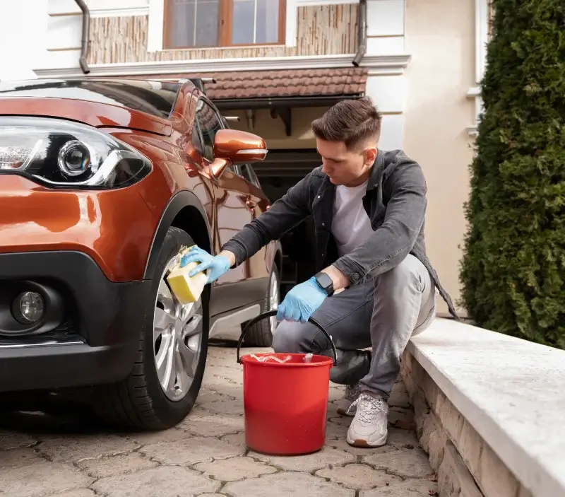 Lavage auto à domicile Fèves : professionnel intervenant sur un véhicule